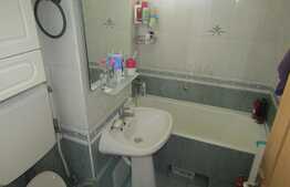 Apartament 3 camere, 69 mp, decomandat, 2 boxe la subsol, zona Hotel Royal