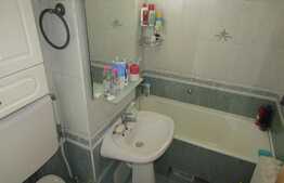 Apartament 3 camere, 69 mp, decomandat, 2 boxe la subsol, zona Hotel Royal