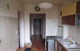 Apartament 3 camere, 69 mp, decomandat, 2 boxe la subsol, zona Hotel Royal