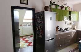 Apartament pe 2 nivele, 3 camere, 74 mp, decomandat, zona strazii Edgar Quinet