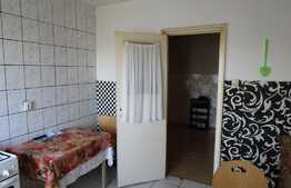 De vanzare apartament 4 camere, decomandat, boxa la subsol, 79 mp, zona Colina