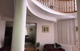 Imobil tip casa, 600 de mp plus curte de cca 400 de mp pentru parcari