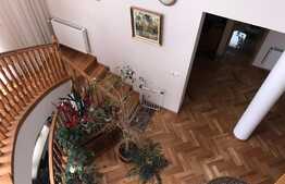 Imobil tip casa, 600 de mp plus curte de cca 400 de mp pentru parcari