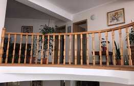 Imobil tip casa, 600 de mp plus curte de cca 400 de mp pentru parcari