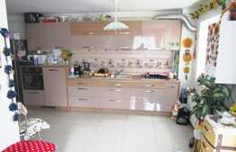 De vanzare apartament 3 camere, 57.60 mp! Mobilat si utilat! Zona strazii Florilor!