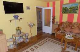 De vanzare apartament 3 camere, 67 mp, decomandat, parcare, 2 boxe, zona Profi