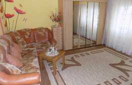 De vanzare apartament 3 camere, 67 mp, decomandat, parcare, 2 boxe, zona Profi