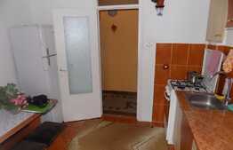 De vanzare apartament 3 camere, 67 mp, decomandat, parcare, 2 boxe, zona Profi