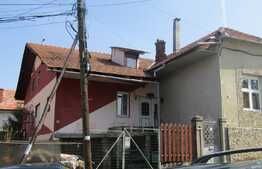 Case cuplate in curte comuna 80 + 160 mp utili, teren de 350 mp, zona linistita!