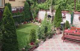 Apartament 3 camere, 110 mp, decomandat, imobil tip casa/vila, zona Petrom