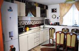 Apartament 3 camere, 110 mp, decomandat, imobil tip casa/vila, zona Petrom