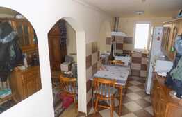 Casa 4 camere, 176 mp, teren 1254 mp, zona linistita de case/vile