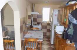 Casa 4 camere, 176 mp, teren 1254 mp, zona linistita de case/vile