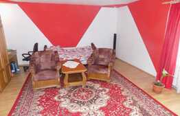 Casa 4 camere, 176 mp, teren 1254 mp, zona linistita de case/vile