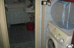 Vanzare apartament 3 camere, semidecomandat, cu boxa la subsol, zona Albac