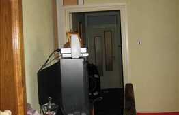 Vanzare apartament 3 camere, semidecomandat, cu boxa la subsol, zona Albac