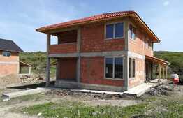 Casa individuala, 180 mp utili, teren de 720 mp, semifinisata, zona linistita