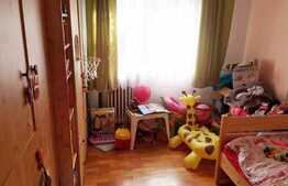 Apartament 4 camere, 80 mp, decomandat, garaj, etaj intermediar, zona Profi