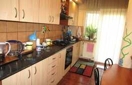 Apartament de inchiriat cu 3 camere, 90 mp, decomandat, garaj, zona Coloane