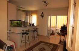 De vanzare apartament cu  2 camere, 64 mp! Parcare! Zona strazii Florilor!