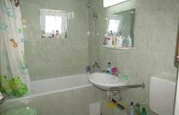 Apartament cu 2 camere decomandate, 50 mp, boxa subsol, zona Golden Tulip