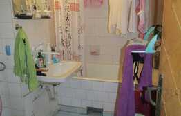 4 camere, 82 mp, decomandat, etaj intermediar, boxa, parcare, zona 1 Decembrie