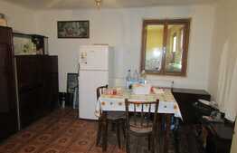 De vanzare 2 case in curte comuna, 150 mp, 1000 mp teren, front 20 ml, zona accesibila