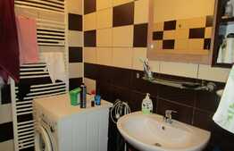 De vanzare 2 case in curte comuna, 150 mp, 1000 mp teren, front 20 ml, zona accesibila