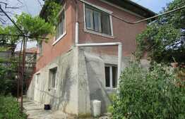 Casa demolabila, 60 mp, teren de 975 mp, front 15 ml