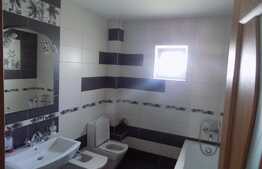 Apartament in vila, 3 camere, 70 mp! Zona strazii Florilor! 2 locuri parcare!