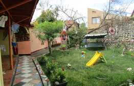 Casa compusa din 3 apartamente, 225 mp, garaj, zona Kaufland