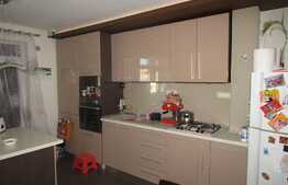 De vanzare apartament 4 camere, 100 mp, 2 garaje, zona strazii Lunii