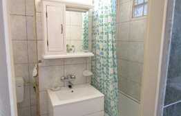 De vanzare garsoniera, 42 mp, decomandata, boxa, parcare, zona Cora