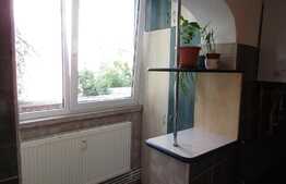 De vanzare garsoniera, 42 mp, decomandata, boxa, parcare, zona Cora