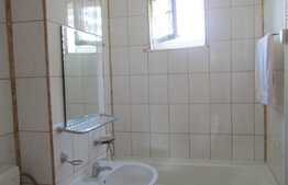 De vanzare apartament 3 camere, 61 mp, decomandat, zona Hotelului Royal