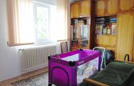 Apartament 3 camere, 71 mp, etaj intermediar, garaj, boxa la subsol, zona Complex Diana