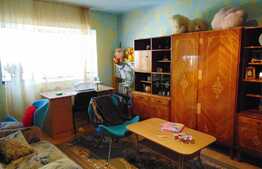 Apartament de vanzare 4 camere, decomandat, parcare, zona Kaufland