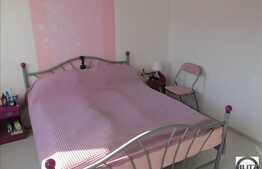 Apartament cu 3 camere de vanzare, 80 mp, cu scara interioara