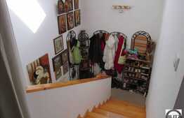 Apartament cu 3 camere de vanzare, 80 mp, cu scara interioara