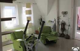 Apartament cu 3 camere de vanzare, 80 mp, cu scara interioara