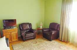 Apartament 3 camere, 75 mp, decomandat, boxa subsol, parcare, zona Farmec