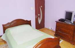 Apartament 3 camere, 75 mp, decomandat, boxa subsol, parcare, zona Farmec