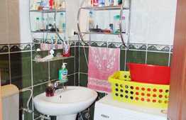 Apartament 3 camere, 75 mp, decomandat, boxa subsol, parcare, zona Farmec