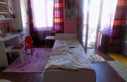 Vanzare apartament cu 3 camere, 58 mp, mobilat si utilat! Parcare! Zona Terra!