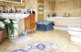 3 camere, 140 mp, etaj intermediar, 2 garaje, zona strazii Paris. La cheie!