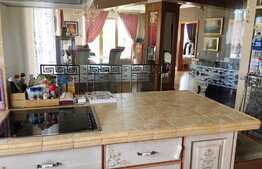 3 camere, 140 mp, etaj intermediar, 2 garaje, zona strazii Paris. La cheie!