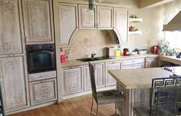 3 camere, 140 mp, etaj intermediar, 2 garaje, zona strazii Paris. La cheie!