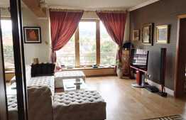 3 camere, 140 mp, etaj intermediar, 2 garaje, zona strazii Paris. La cheie!