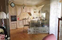 3 camere, 140 mp, etaj intermediar, 2 garaje, zona strazii Paris. La cheie!