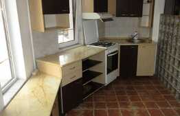 De vanzare apartament 3 camere, 71 mp, curte 30 mp, imobil tip casa, zona Eftimie Murgu